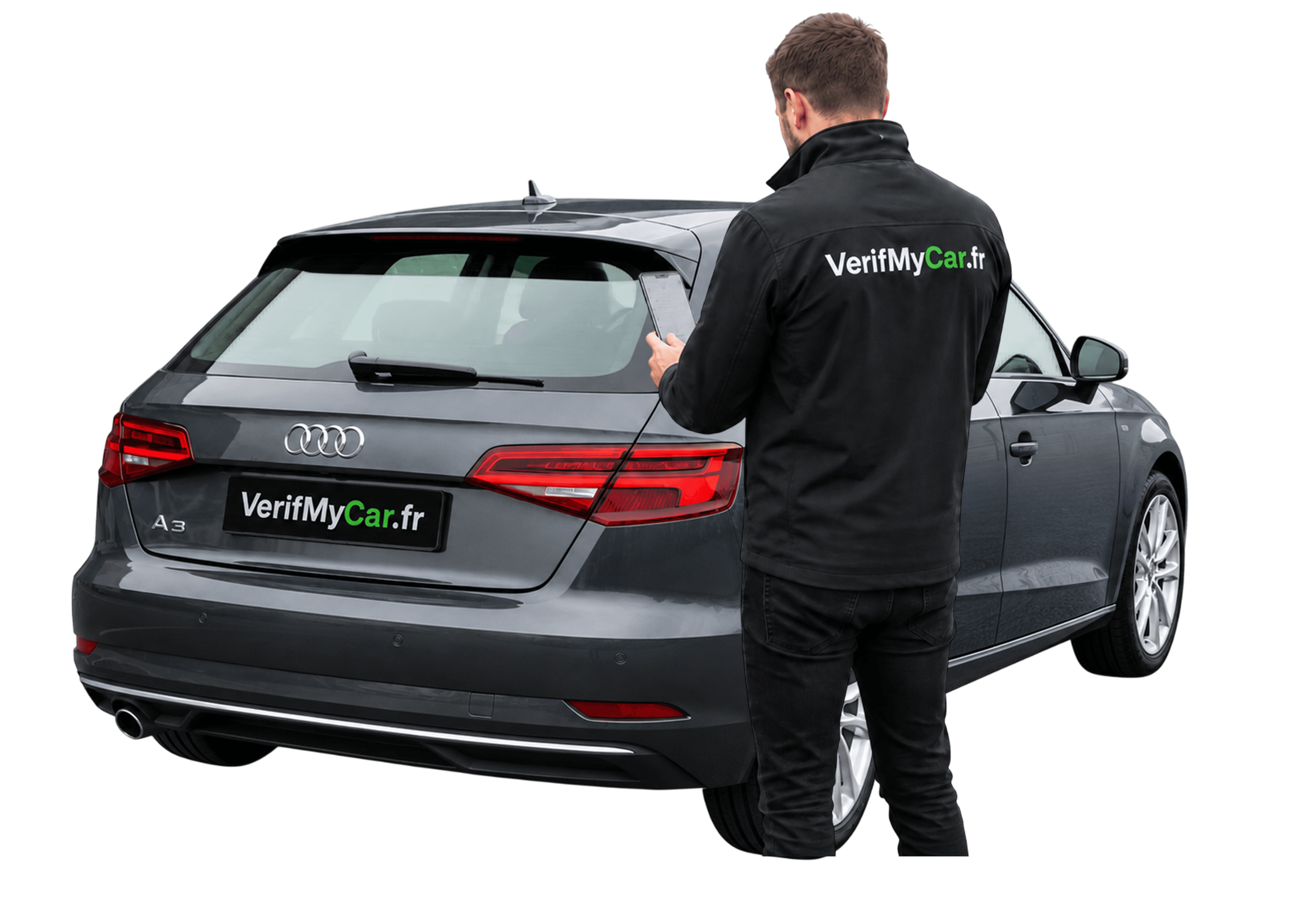 Agent VerifMyCar inspectant une Audi A3 sur place avec son smartphone